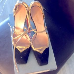 Prada Classic Pumps European size 37        7.5USA